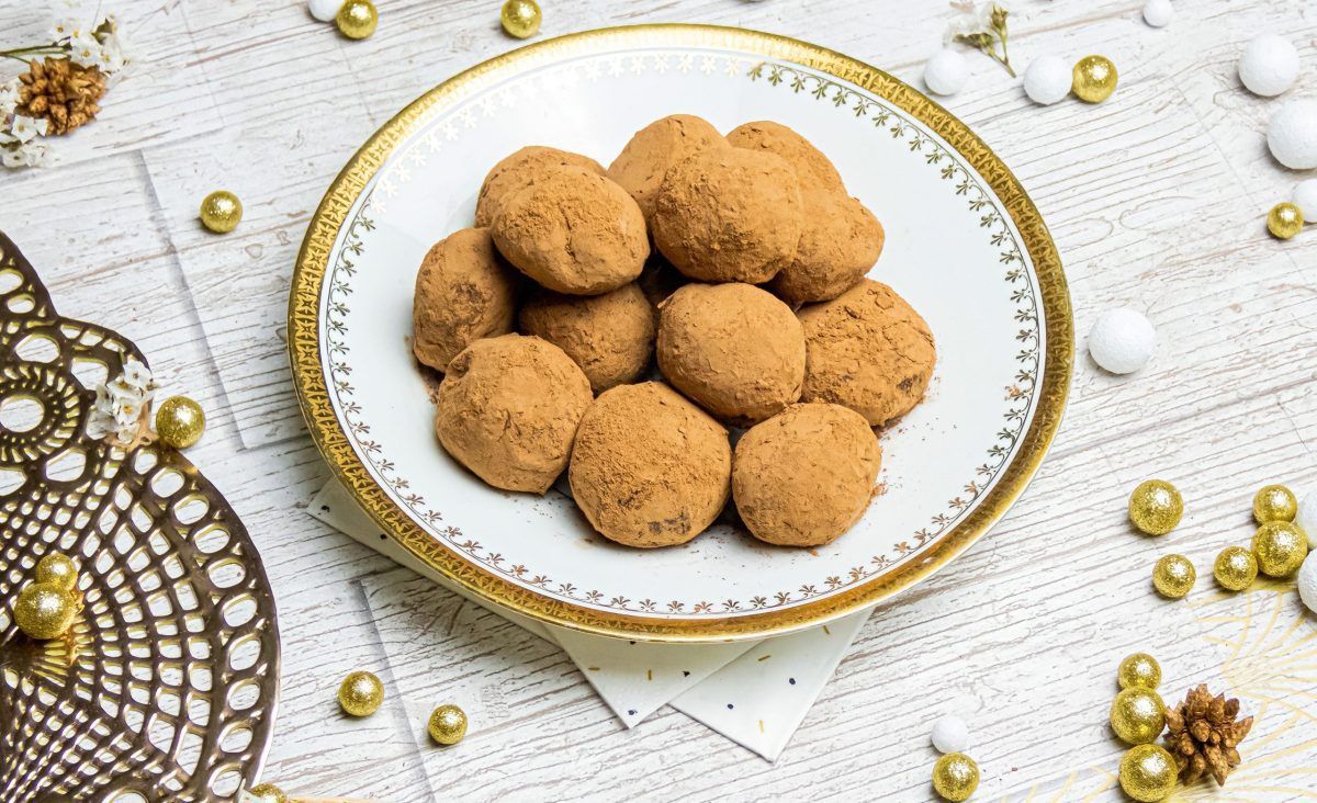 https://ca9caa6d.flyingcdn.com/wp-content/uploads/2023/01/leschatsgourmets-truffes-au-chocolat-parfait-pour-noel-1200x732.jpg